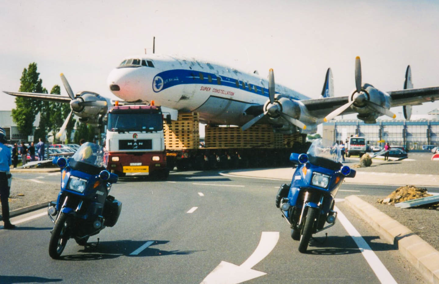 F-BGNJ-1997-Move. Military police escort for the star of the sky