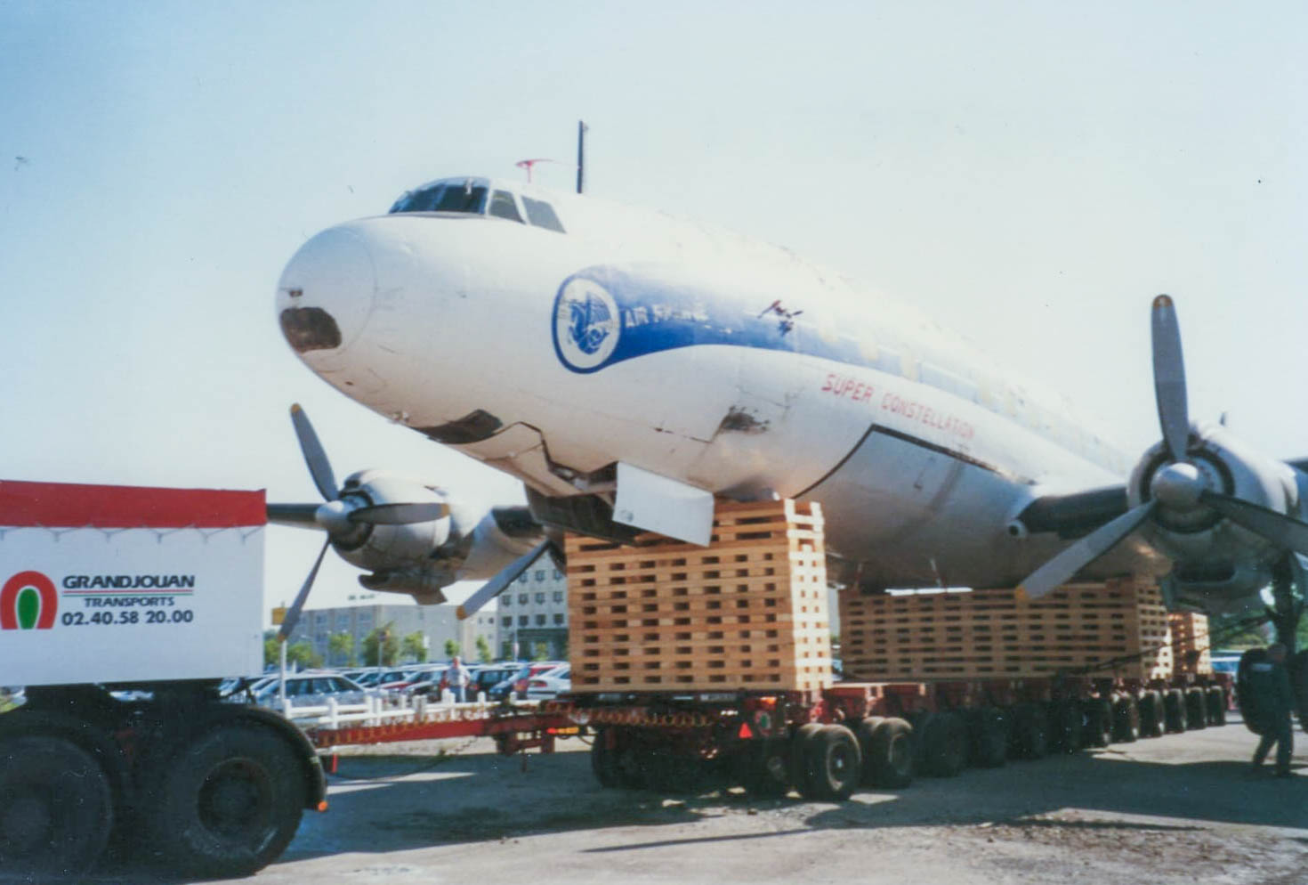 F-BGNJ-1997-Move. The trailers on which the Super-Constellation rested had no less than 96 wheels.